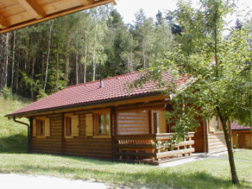 Von der Seite das Ferienhaus - Allergiker Ferienwohnung - Blockhaus in Stamsried / Bayerischer Wald 
      / Oberpfalz