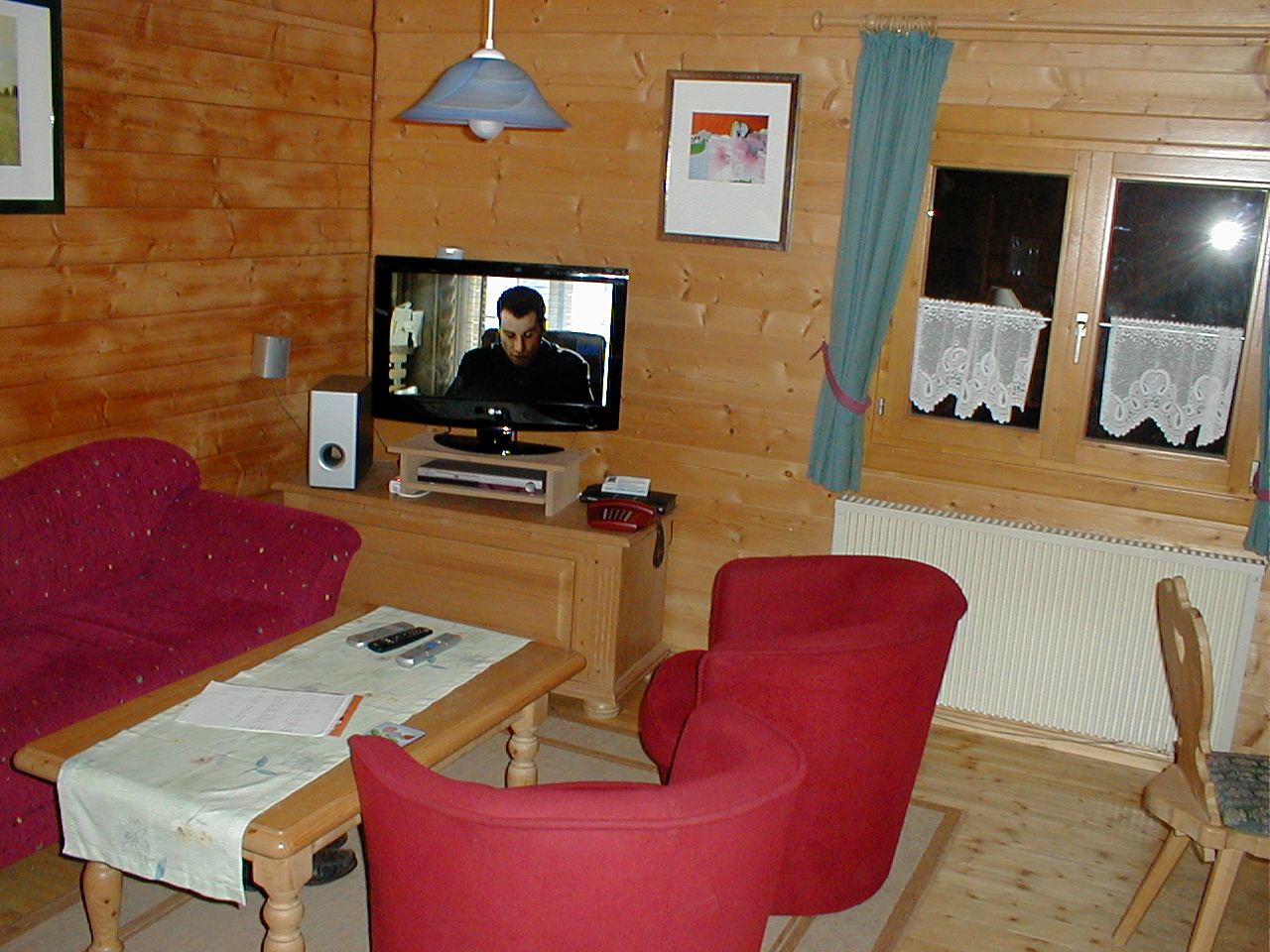 Wohnbereich mit Sitzgruppe, digitalem SAT-Receiver, LCD-TV, DVD-Player, WLAN , Ferienhaus 8 / Blockhaus in Stamsried / Bayerischer Wald