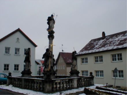 Mariensäule im Schnee im Feriendorf Stamsried Ferienhaus - Ferienwohnung - Blockhaus in Stamsried / Bayerischer Wald / Oberpfalz